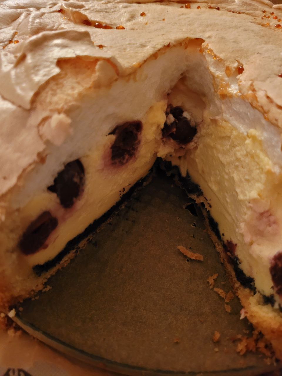 Anschnitt: unten Mohnschicht, mittig Quark und Kirschen, oben Baiser