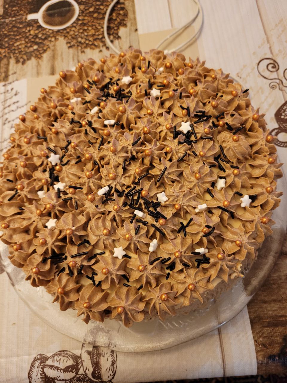 Handgemachte Schokoladentorte mit Schoko-Sahne, goldenen Perlen und Sternchen