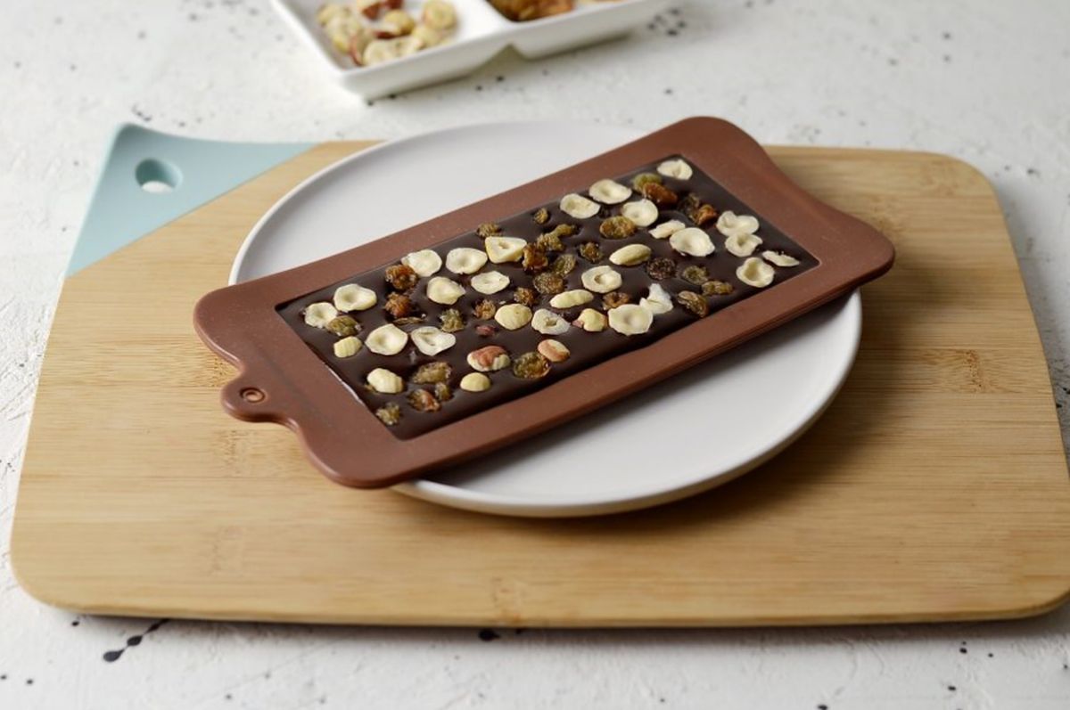 Nussecken mit Haselnüssen und Schokoladenecken auf einem Holzbrett